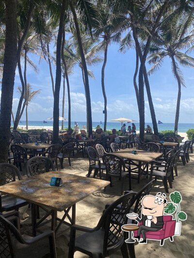 Sente em uma das mesas no Brava Bubble Lounge Beach Park