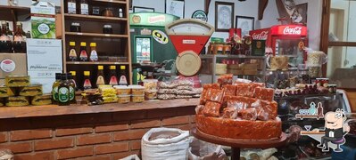 Sente em uma das mesas no Venda da Queixada Bariri