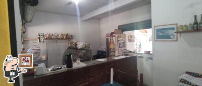 Sente em uma das mesas no Tia Cida