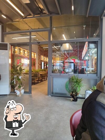Installez-vous à l'une des tables de Bereket Döner - İncek Rota Life