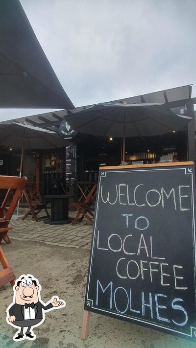 Sente em uma das mesas no Local Coffee Molhes