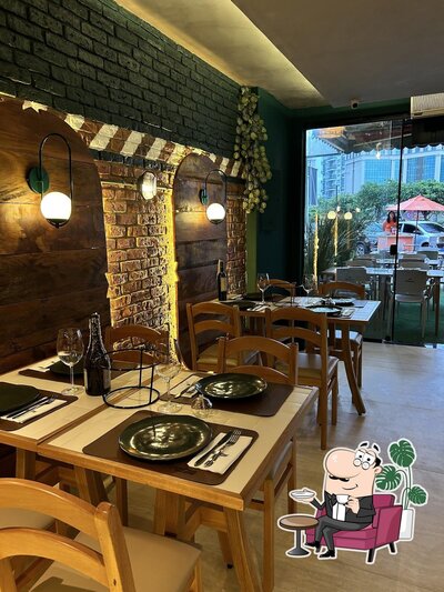 Sente em uma das mesas no Bratza Pizzaria Barra Mall