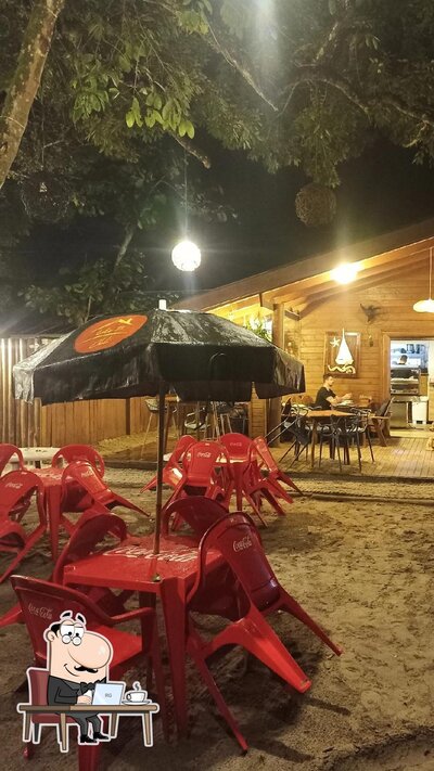 Sente em uma das mesas no Chalé Lote 22