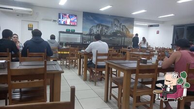 Sente em uma das mesas no Restaurante Belvedere