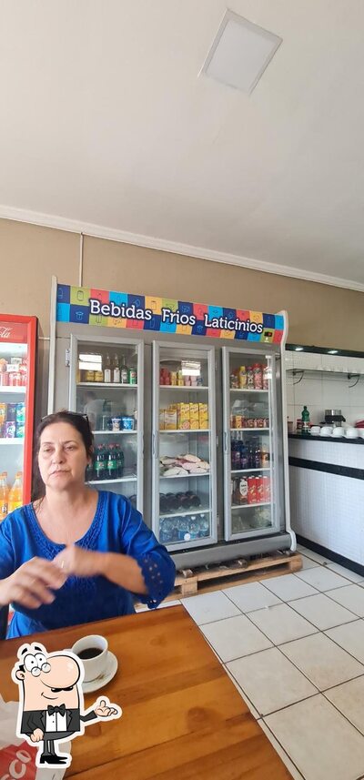 Sente em uma das mesas no Pão Gostoso