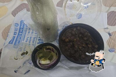 Food at Kulcha Lal Parantha Das