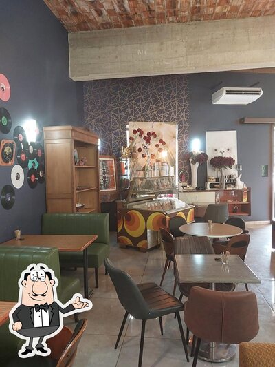 Installez-vous à l'une des tables de Maison Jarry patisserie