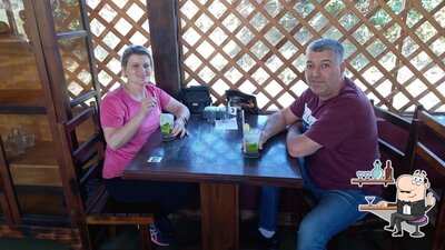 Sente em uma das mesas no Restaurante El Rancho - Tubarão