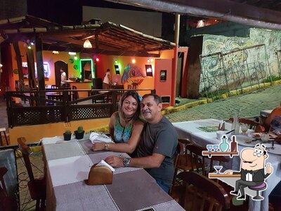 Sente em uma das mesas no Barril