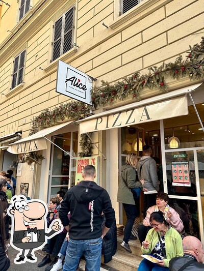 Dai un'occhiata agli interni di Alice Pizza