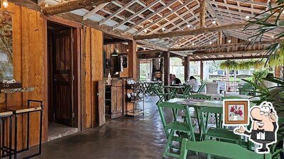 Sente em uma das mesas no Tuia - Gastronomia e Arte