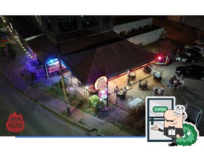 Você pode espairecer no na área externa do Assim Assado Steak Bar