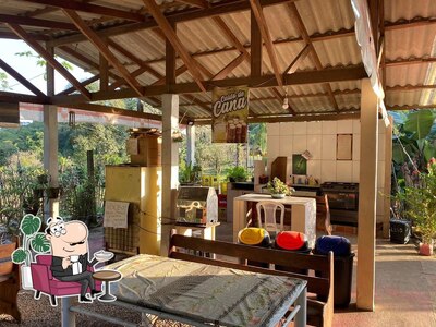 Sente em uma das mesas no Lancheria Franciele