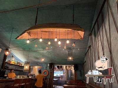 Sente em uma das mesas no Re-Mar gastrobar