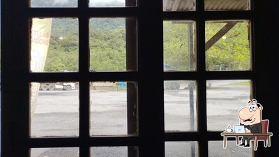 Sente em uma das mesas no Costelão do Gaúcho