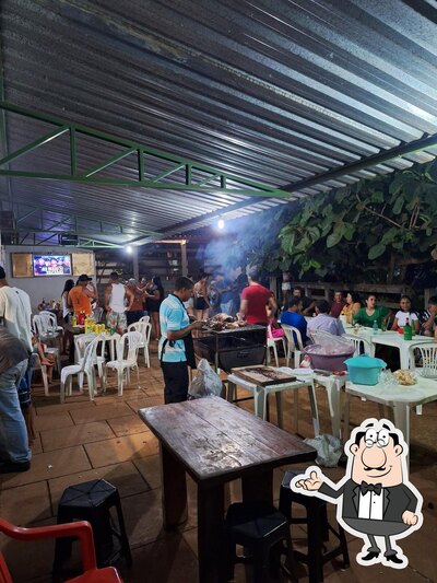 Sente em uma das mesas no Bar do Alex