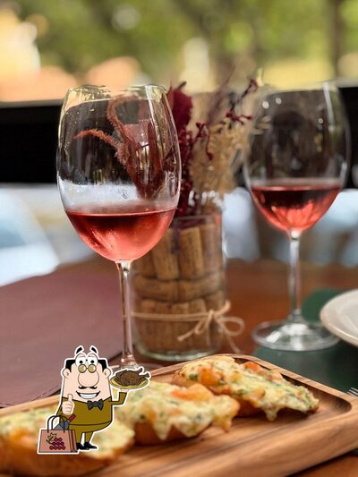 Saboreie uma taça de vinho no Vale do Vinho Restaurante