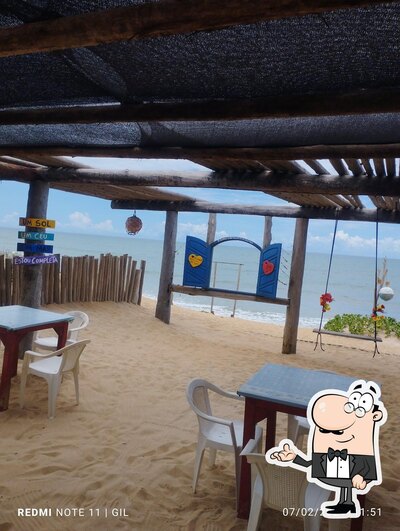 Sente em uma das mesas no Barraca do Marcinho