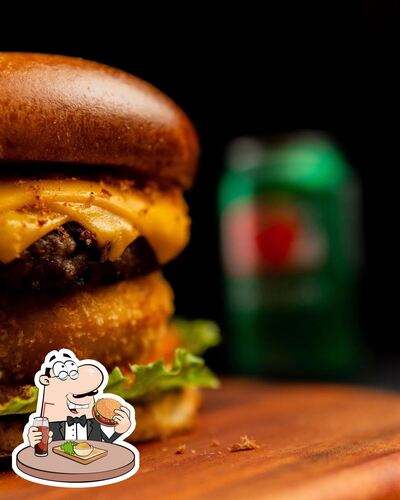 Deguste um dos hambúrgueres oferecidos no Divino's Burger e Pizza