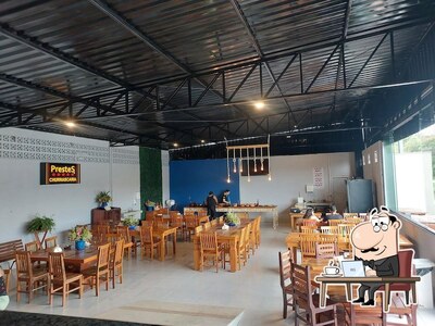 Sente em uma das mesas no Churrascaria Prestes