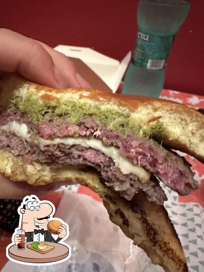 Gustati uno dei tipi di hamburger disponibili al ristorante Space Food