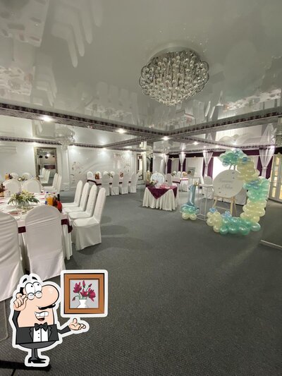 Installez-vous à l'une des tables de Restaurant "Azalia"