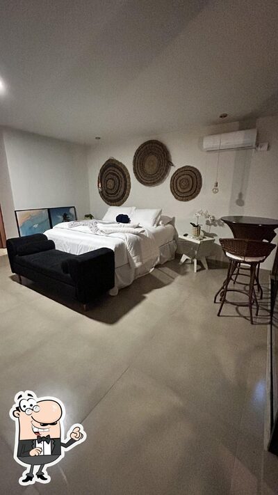 Sente em uma das mesas no Chalé Lote 22