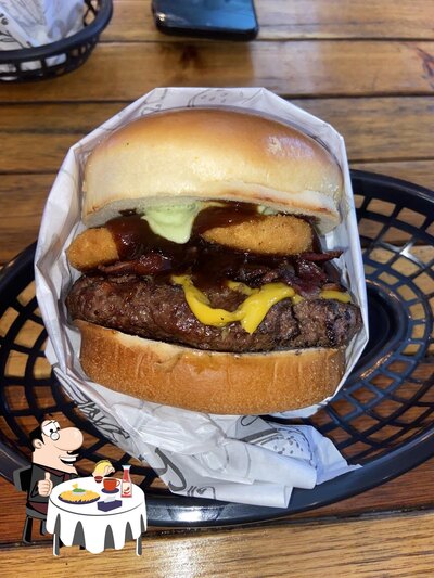 Delicie-se com um hambúrguer no Insano Burguer