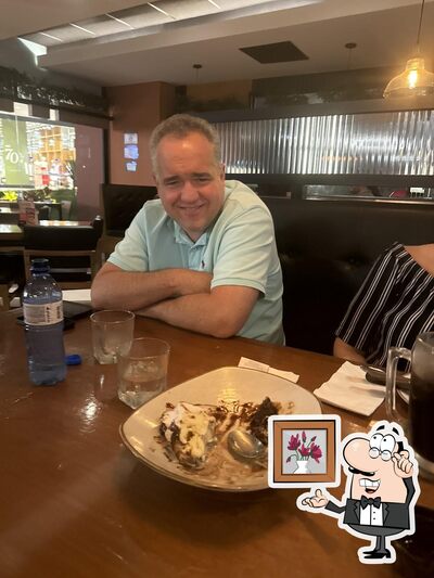 Sente em uma das mesas no OUTBACK OUTLET BRASILIA