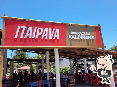Sente em uma das mesas no Barraca Da valdirene