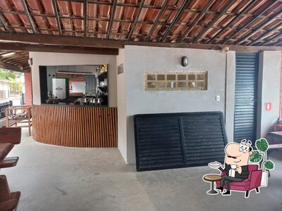 Sente em uma das mesas no Bicas Restaurante do Português