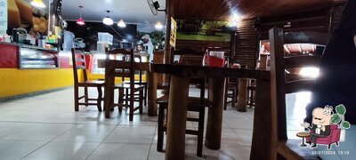 Sente em uma das mesas no Pão de Queijo Café Quality Café e Restaurante