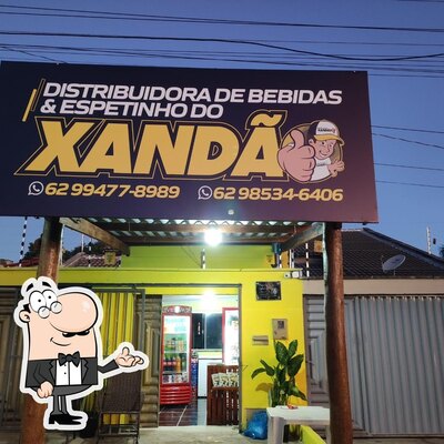 Sente em uma das mesas no Bar e Espetinho do Xandão