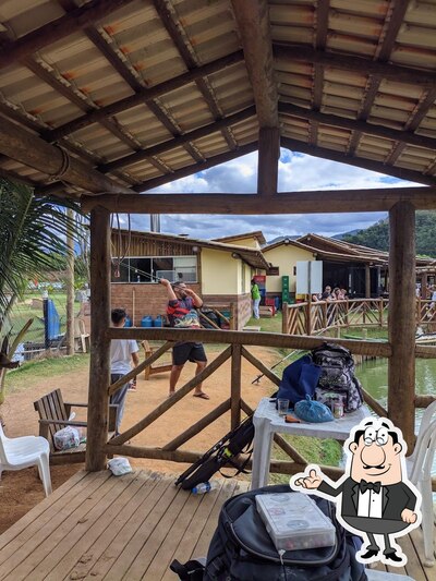 Sente em uma das mesas no Pesqueiro do Jefinho