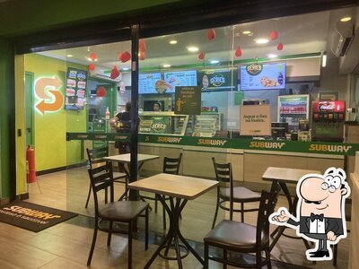 Sente em uma das mesas no Subway