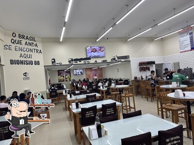 Sente em uma das mesas no Churrascaria E Lanchonete Pé Da Serra