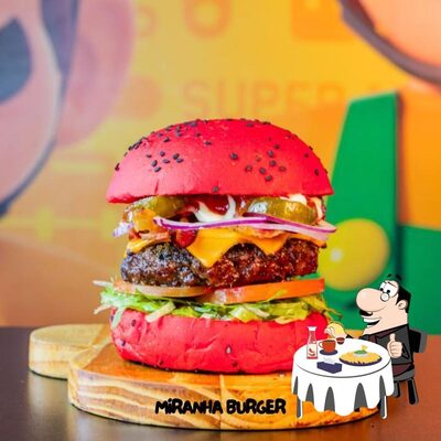 Deguste um dos hambúrgueres oferecidos no World Magic Burger Hamburgueria Artesanal