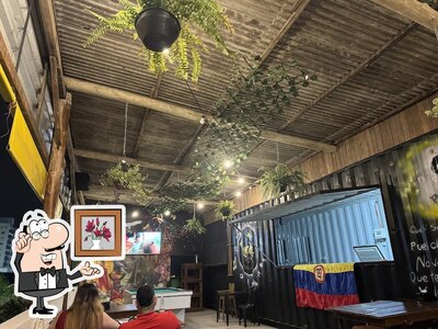 Sente em uma das mesas no El Rincón Latino Bar
