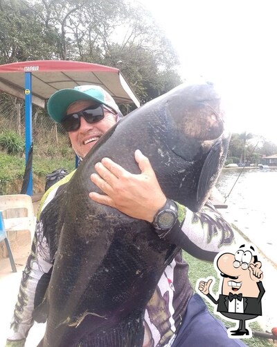 Sente em uma das mesas no Pesqueiro Boitupesca
