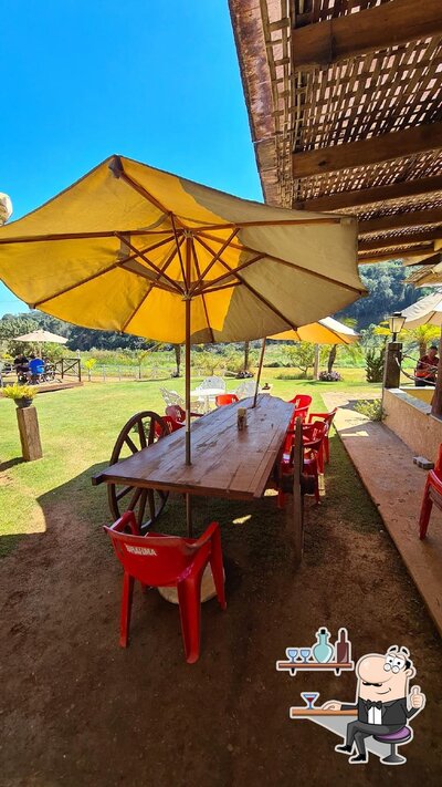 Sente em uma das mesas no Restaurante 5 lagos