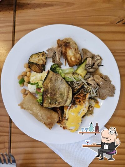 Sente em uma das mesas no Sabor Natural Restaurante Vegetariano