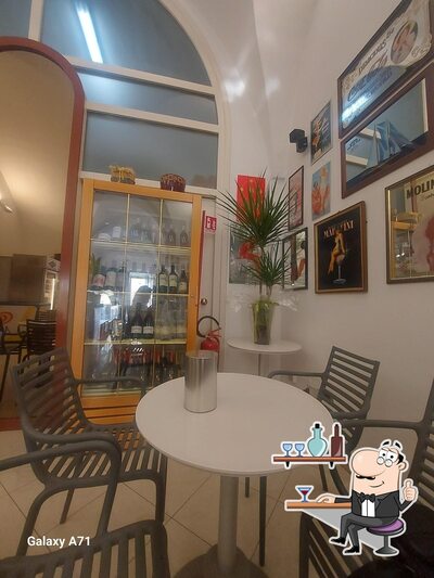 Dai un'occhiata agli interni di Caffè 2001