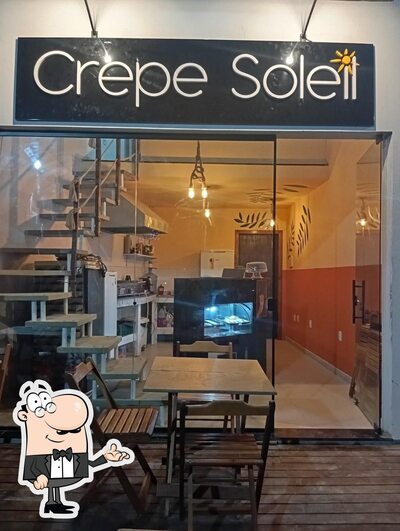 Sente em uma das mesas no Crepe Soleil