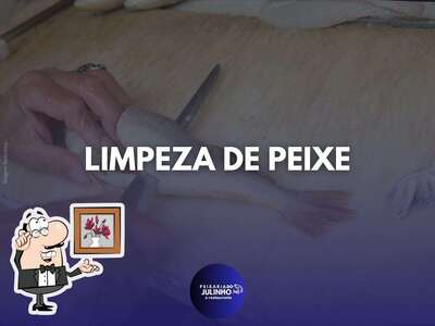 Sente em uma das mesas no Peixaria do Julinho