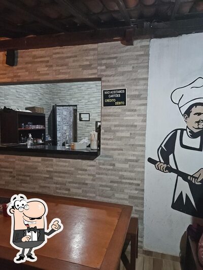 Sente em uma das mesas no Pizzaria do Ademilson