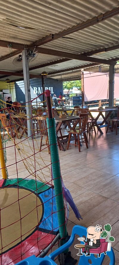 Sente em uma das mesas no Barril 84 - Bar e Petiscaria