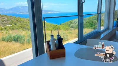 Dai un'occhiata agli interni di Restoran "Gatula"