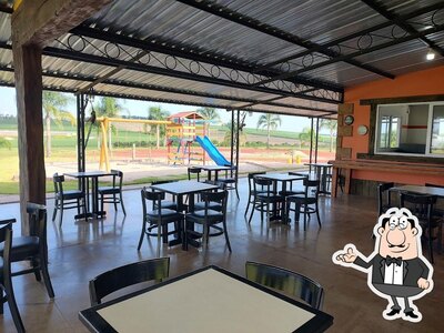 Sente em uma das mesas no PANTANAL ECOPARQUE
