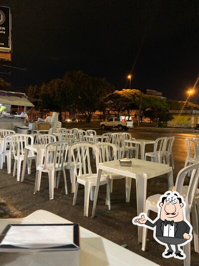 Sente em uma das mesas no Titanic Lanches