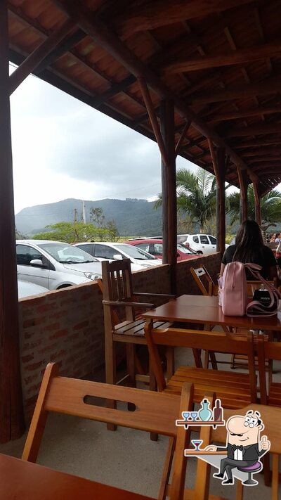 Sente em uma das mesas no Pesque Pague Restaurante Dovale